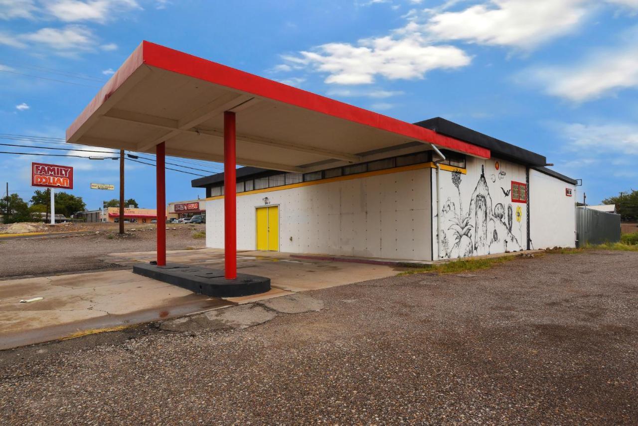 Space Castle: A 1950S Gas Station Transformed Into An Art Themed Wonderland Truth or Consequences Exterior photo